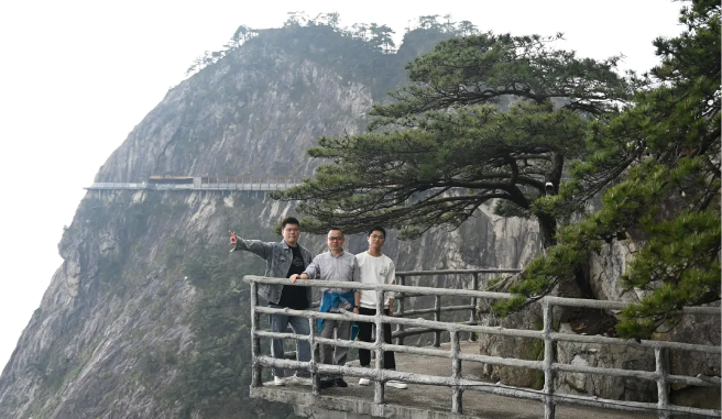 杜肯风管销售中心员工在安徽明堂山景区照片